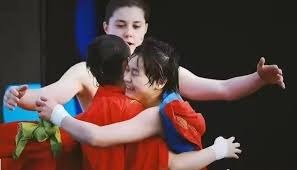 佳夫：作为后卫单场比赛进俩球不常见；沃尔特马德是顶级前锋